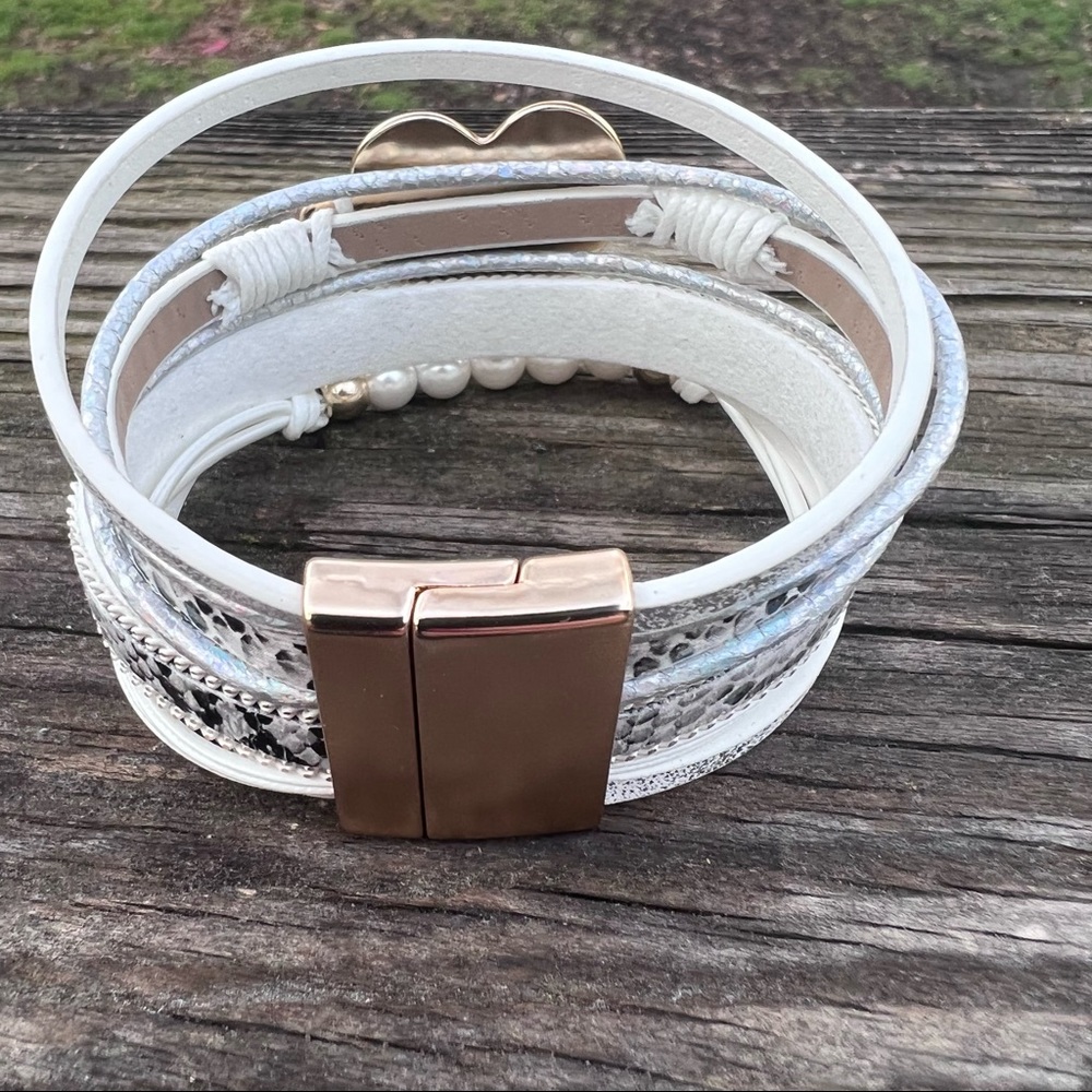 Leather bohemian bracelet with magnetic closure white animal print heart - Picture 5 of 7
